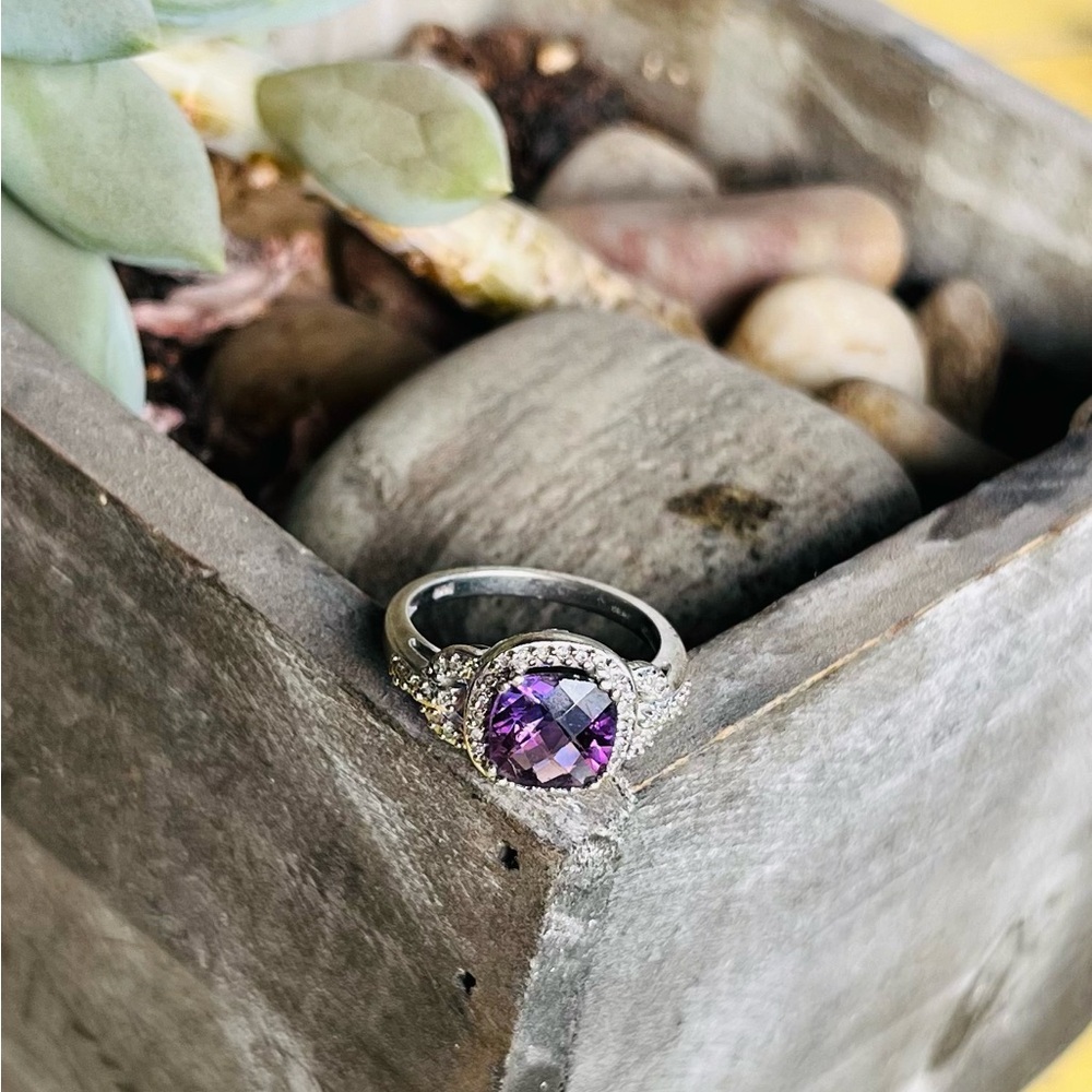 Stunning White Gold Ring with Amethyst Gemstone